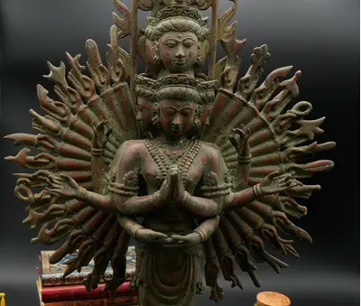Statue bénie d’Avalokiteshvara aux 1 000 bras en laiton, vue complémentaire n°3