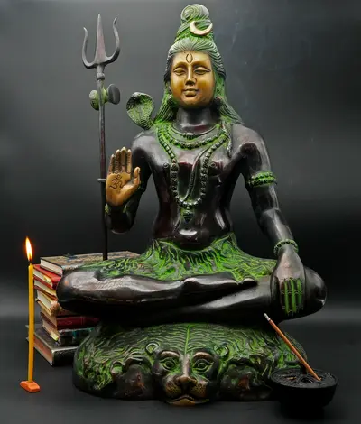 Grand Shiva béni assis en méditation, en laiton