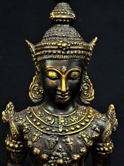 Détail du visage du Bouddha Gardien de l’Harmonie cosmique