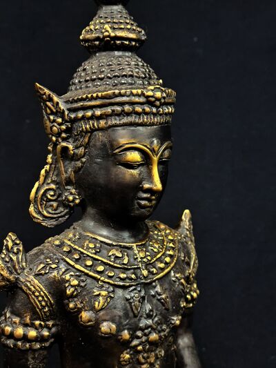 Visage du Bouddha Gardien de l’Harmonie cosmique, vue de profil