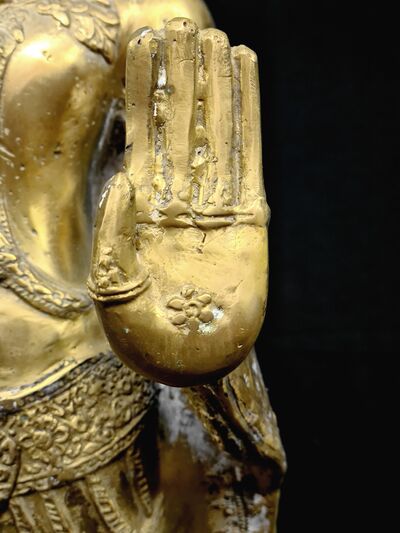 Détail de la main du Bouddha en geste de protection