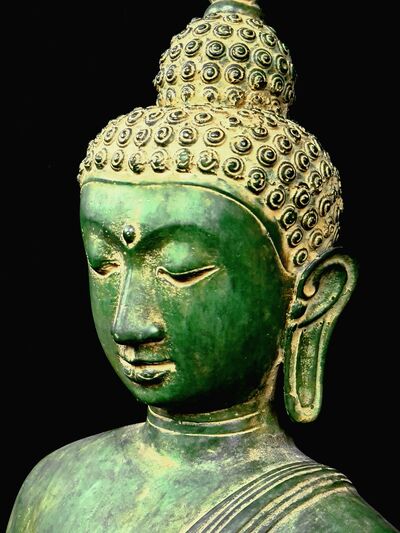 Visage du Grand Bouddha Lumière d’illumination, vue de profil