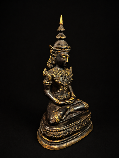 Bouddha Gardien de l’Harmonie cosmique, vue de trois quarts