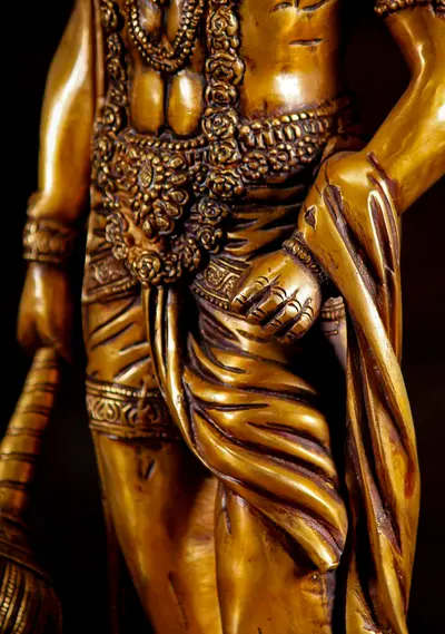 Détail du vêtement sculpté de Hanuman en laiton