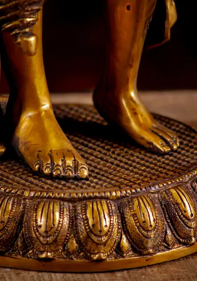 Détail des pieds et du socle de la statue de Hanuman