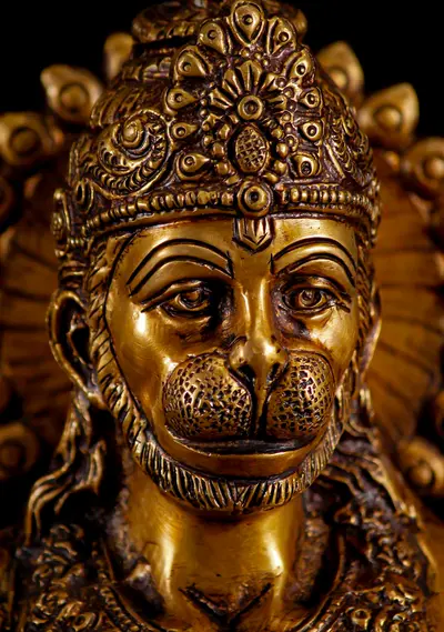 Détail du visage de Hanuman en laiton
