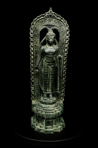 Statue bénie du Bouddha de la Protection en laiton patiné, vue de face, vue complémentaire n°2