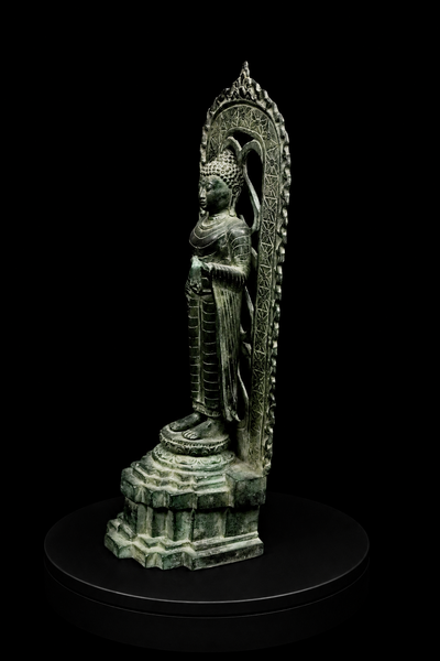 Bouddha béni de la Protection en laiton patiné, profil gauche