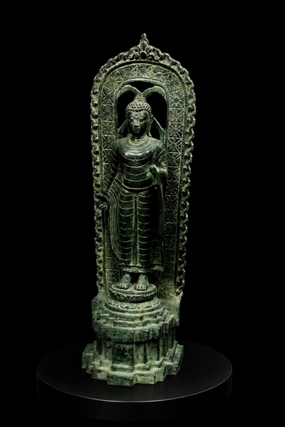 Statue bénie du Bouddha de la Protection en laiton patiné, vue de face