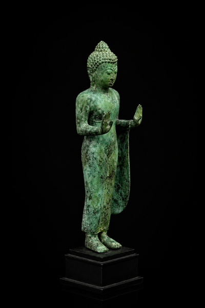 Bouddha béni de la Protection, profil droit