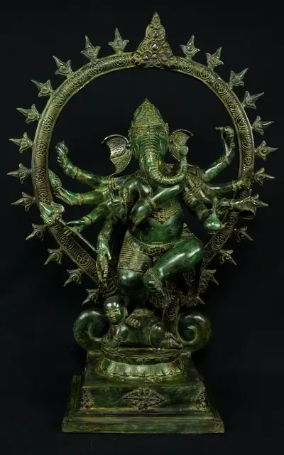 Statue bénie de Ganesh Nataraja en laiton, vue de face