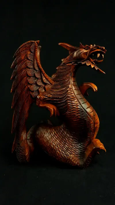 Dragon béni n°2 en bois de suar, profil gauche