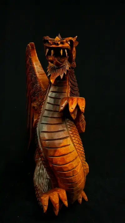 Dragon béni n°2 en bois de suar, vue de face