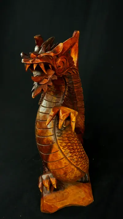 Dragon béni n°2 en bois de suar, vue de face