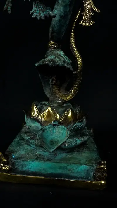 Statue sacrée bénie – Lakshmi n°2, détail sculpté n°1