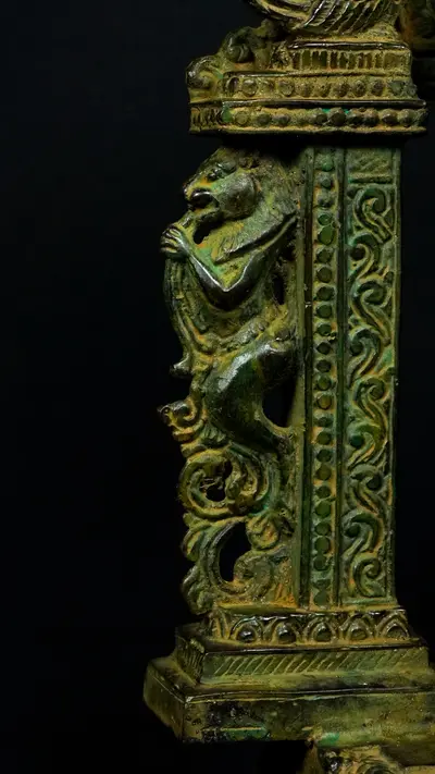Détail du socle de Guanyin n°3 en laiton