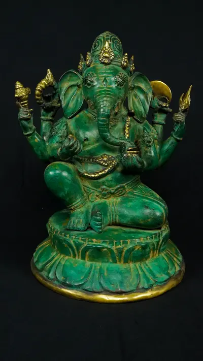 Statue bénie de Ganesh vert en laiton, vue de face