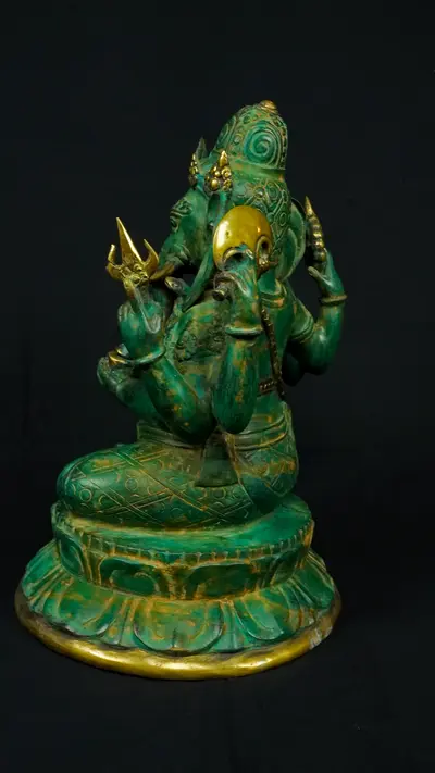 Statue bénie de Ganesh vert en laiton, profil droit