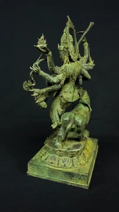 Statue sacrée bénie – Durga aux 10 bras, détail sculpté n°1