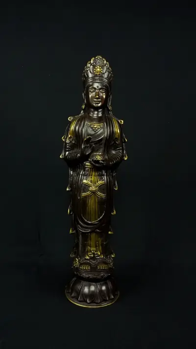 Statue bénie de prêtre sacré en laiton, détail complémentaire n°3