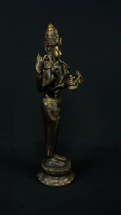 Shiva indonésien à six bras, vue de profil