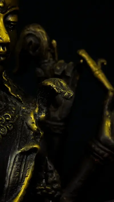 Statue sacrée bénie – Shiva indonésien à six bras – 66 cm, détail sculpté n°9