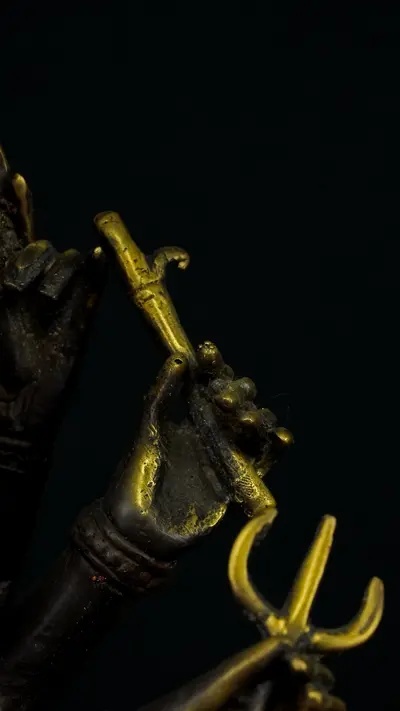 Statue sacrée bénie – Shiva indonésien à six bras – 66 cm, détail sculpté n°11