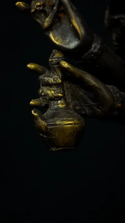 Statue sacrée bénie – Shiva indonésien à six bras – 66 cm, détail sculpté n°15