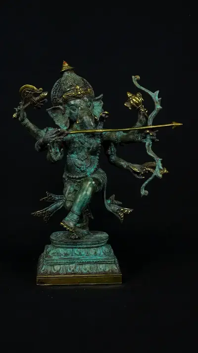 Statue sacrée bénie – Ganesh n°3 – 39 cm, détail sculpté n°1