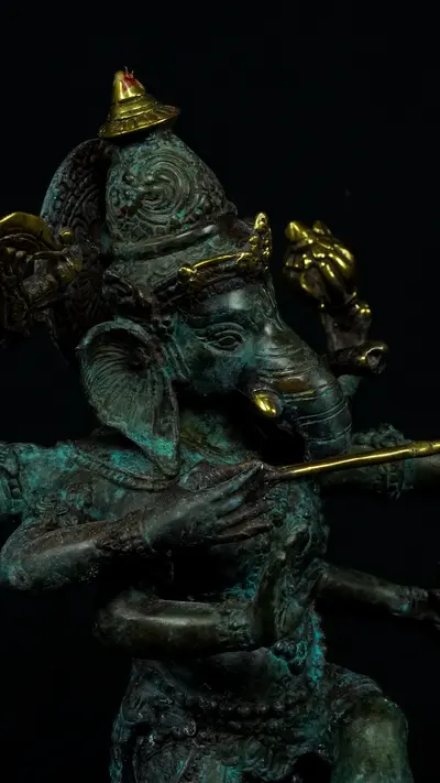 Statue sacrée bénie – Ganesh n°3 – 39 cm, détail sculpté n°16