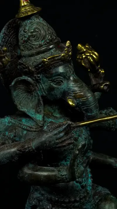 Statue sacrée bénie – Ganesh n°3 – 39 cm, détail sculpté n°17
