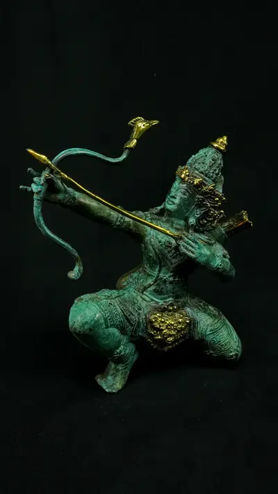 Indra n°1 bandant son arc, profil gauche