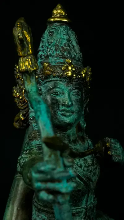 Statue sacrée bénie – Indra à l’arc n°1 – 34 cm, détail sculpté n°2