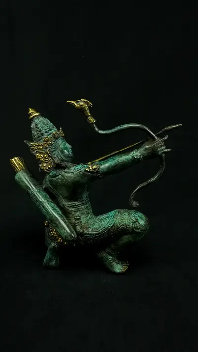 Indra n°2 bandant son arc, vue de profil