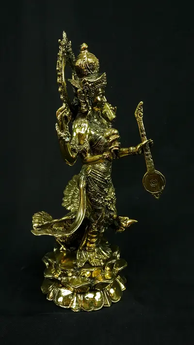 Saraswati sur son cygne, profil droit