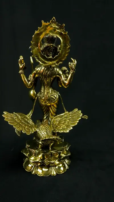 Saraswati sur son cygne, profil gauche