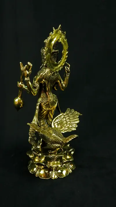 Statue sacrée bénie – Saraswati au cygne, détail sculpté n°1