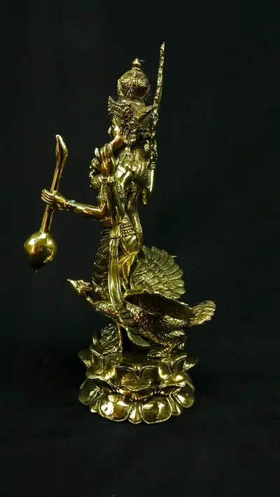 Statue sacrée bénie – Saraswati au cygne, détail sculpté n°2