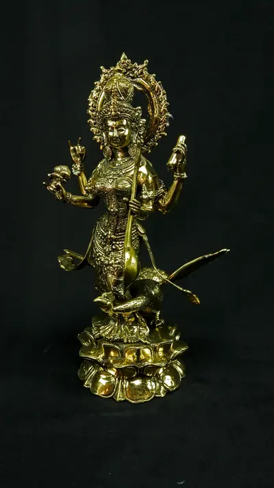 Statue sacrée bénie – Saraswati au cygne, détail sculpté n°4
