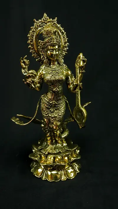 Statue sacrée bénie – Saraswati au cygne, détail sculpté n°5