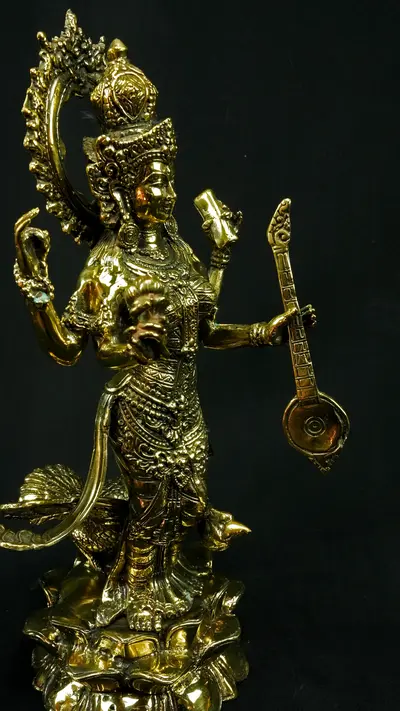 Statue sacrée bénie – Saraswati au cygne, détail sculpté n°6