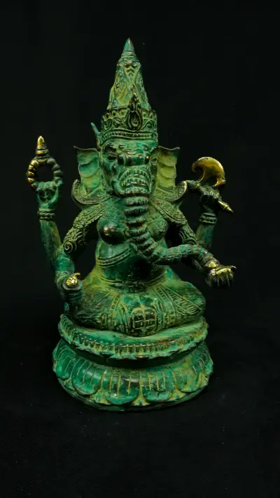 Statue sacrée bénie – Ganesh vert – 24 cm, détail sculpté n°1