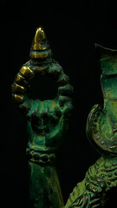 Statue sacrée bénie – Ganesh vert – 24 cm, détail sculpté n°7