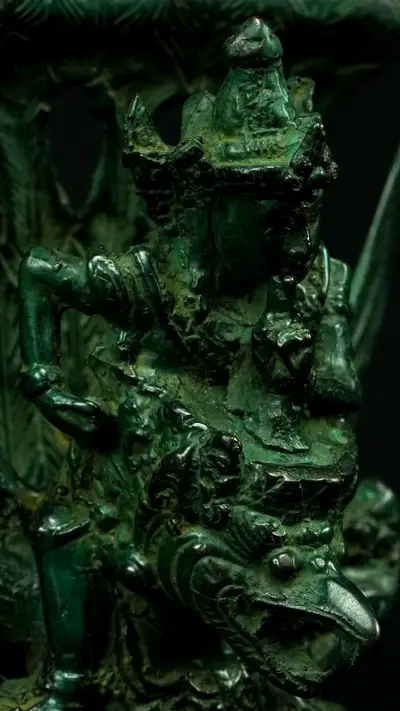 Statue sacrée bénie – Vishnu sur Garuda n°2, détail sculpté n°3