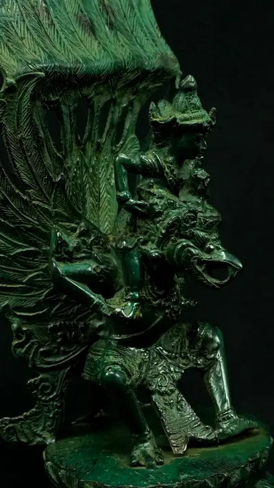 Statue sacrée bénie – Vishnu sur Garuda n°2, détail sculpté n°5