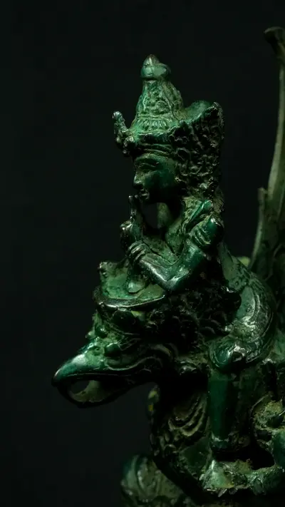 Statue sacrée bénie – Vishnu sur Garuda n°2, détail sculpté n°2