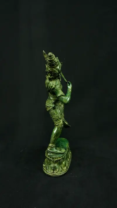 Indra n°3 bandant son arc, profil gauche