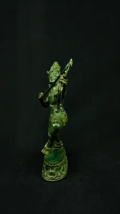 Indra n°3 bandant son arc, vue arrière