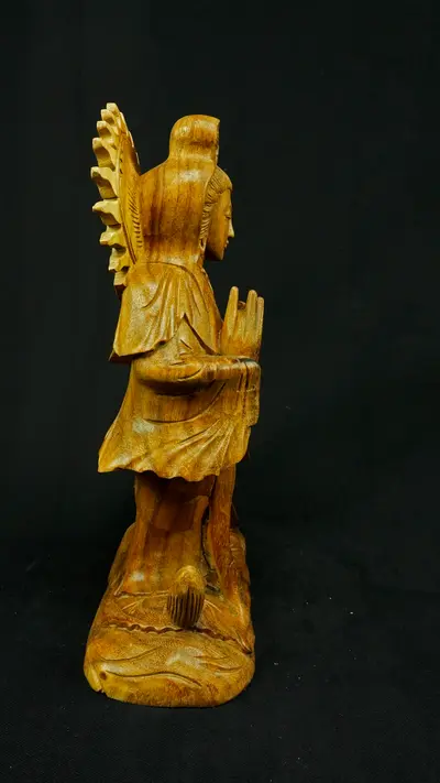 Guanyin en bois de Suar, vue arrière