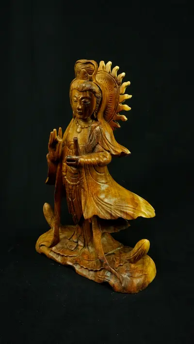 Statue sacrée bénie – Guanyin en bois de suar – 31 cm, détail sculpté n°14